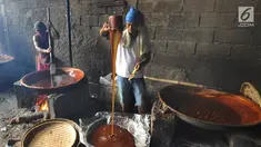 Pekerja membuat dodol keranjang di pabrik Ny Lauw, Neglasari, Tangerang, Banten, Minggu (27/1). Menjelang Imlek, tingkat pesanan dodol mengalami peningkatan hingga tiga kali lipat dari biasanya. (Merdeka.com/Arie Basuki)