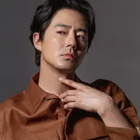 Nama Jo In Sung sedang menjadi sorotan, lantaran ia melakukan comeback dengan sangat baik di drama Moving. Selain kepiawaiannya dalam beradu peran, visual Jo In Sung memang tak main-main. Bahkan baru-baru ini, sutradara drama Moving mengaku gagal fokus karena Jo In Sung terlalu ganteng. [Foto: Instagram/zoinsung_official]