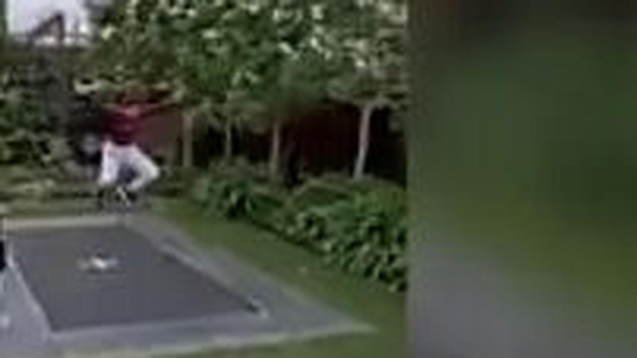 Dilengkapi dengan trampolin untuk anak-anak bermain.