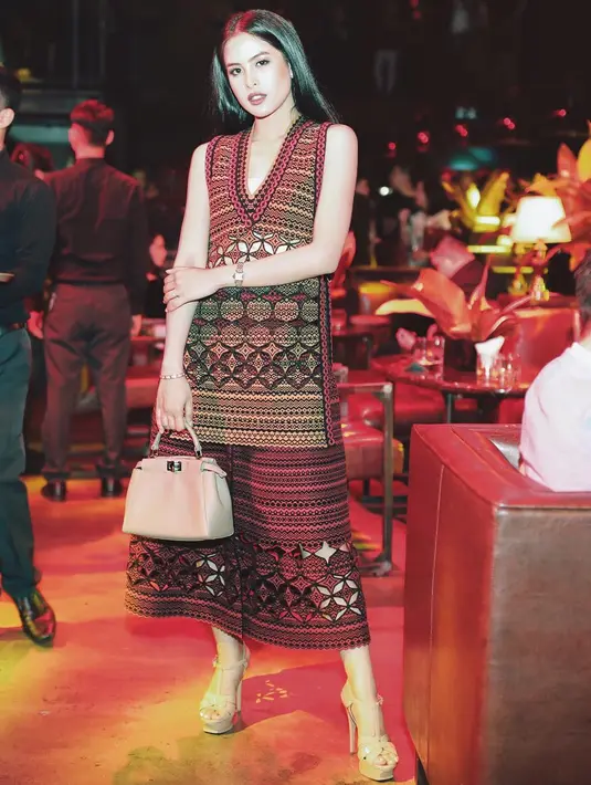 Yang pertama ada Maudy Ayunda. Si pemilik suara emas ini juga begitu mencintai budaya Indonesia. Salah satu buktinya adalah dengan mengenakan long dres batik etnik yang satu ini. (Foto: Instagram)