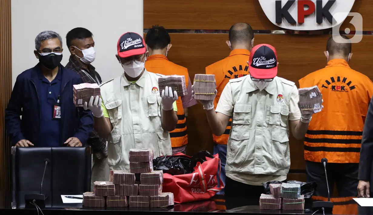 Petugas KPK menunjukkan barang bukti hasil operasi tangkap tangan dengan tersangka Bupati Musi Banyuasin, Dodi Reza Alex Noerdin di Gedung KPK, Jakarta, Sabtu (16/10/2021). KPK menyita uang tunai sejumlah Rp 270 juta dan Rp1,5 Miliar dari MRD (ajudan Bupati). (Liputan6.com/Helmi Fithriansyah)