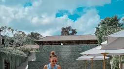 Ketika berlibur di Bali, wanita berdarah Indo-Austria ini juga bertemu dengan sejumlah sahabatnya. Sehingga ia tak menghabiskan momen ulang tahunnya sendirian. (Liputan6.com/IG/lunamaya)