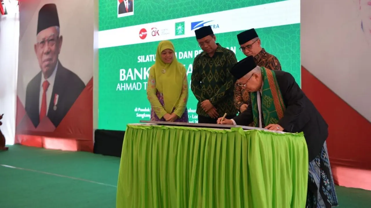 Wakil Presiden (Wapres) Ma’ruf Amin meresmikan Bank Wakaf Mikro Ahmad Taqiuddin Mansur (ATQIA) di Pondok Pesantren NU Al-Manshuriyah Ta’limusshibyan.