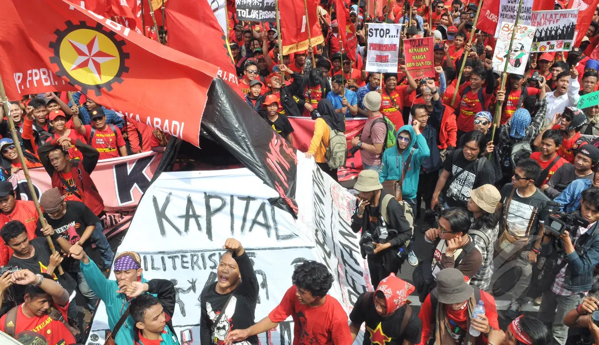 Ribuan buruh menggelar aksi May Day di depan Istana Negara, Jakarta, Jum'at (1/5/2015). Mereka menolak Pasar Bebas yang menguntungkan negara Kapitalis. (Liputan6.com/Andrian M Tunay) 