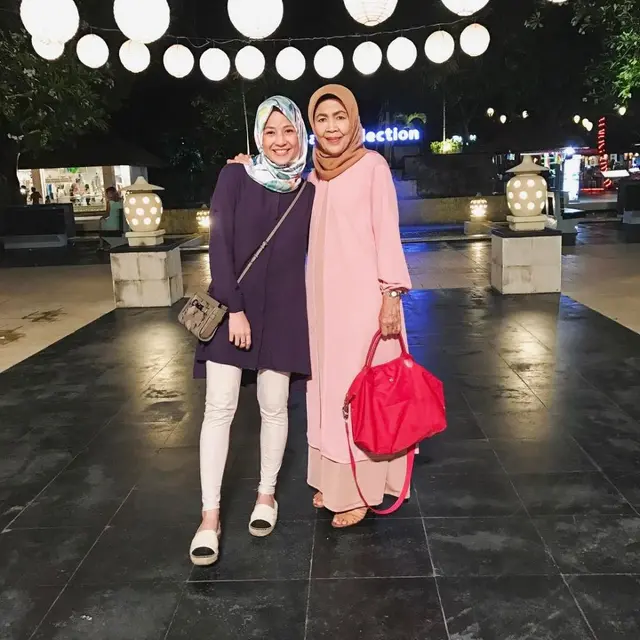Pernikahan Sempat Tak Direstui Ibunda, Ini 6 Potret Natasha Rizky dan Sang Ibu