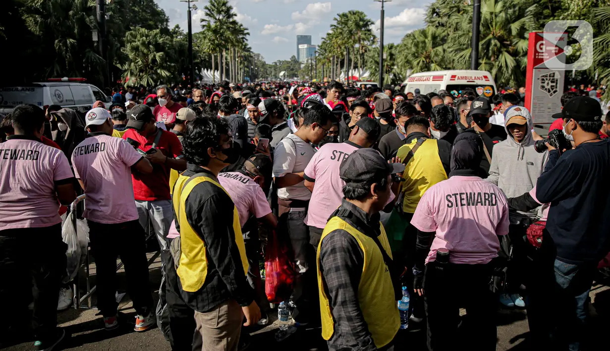 Suporter timnas Indonesia mulai memadati area Stadion Utama Gelora Bung Karno (SUGBK) untuk menyaksikan leg pertama semifinal Piala AFF 2022 kontra Vietnam di Jakarta, Jumat (6/1/2023). Seperti pertandingan-pertandingan terdahulu, penonton yang datang pun hadir mengenakan atribut lengkap bernuansa Timnas Indonesia. (Liputan6.com/Faizal Fanani)