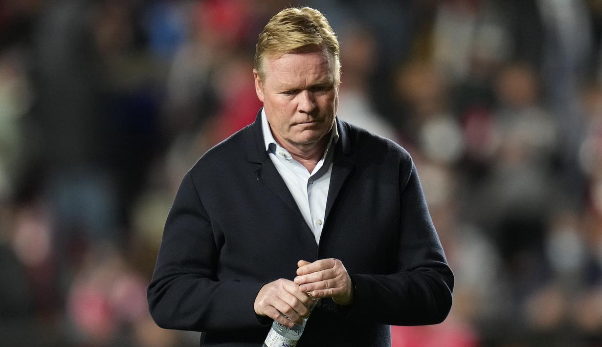 Ronald Koeman. Ia mulai menangani Barcelona sejak Agustus 2020 menggantikan posisi Quique Setien. Ia gagal mengangkat prestasi Barcelona seperti yang diharapkan hingga awal musim ini. Usai kalah 0-1 dari Rayo Vallecano yang membuat Barcelona stagnan di posisi ke-9, ia dipecat. (AP/Manu Fernandez)