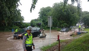 Satuan Lalu Lintas Polresta Bandara Soekarno-Hatta (Soetta) memantau intensif terhadap sejumlah titik genangan akibat banjir. (Foto: Liputan6.com/Pramita T)