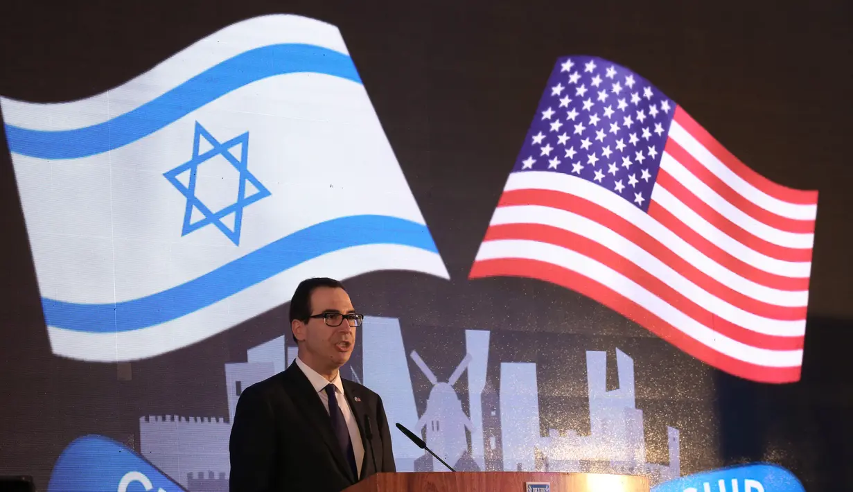 Menteri Keuangan AS, Steve Mnuchin memberi pidato ketika menghadiri peresmian Kedutaan Besar AS di Yerusalem, Minggu (13/5). Para pejabat penting AS bersikeras masih bisa mendorong meneruskan proses perdamaian Israel-Palestina. (Gali Tibbon/AFP)