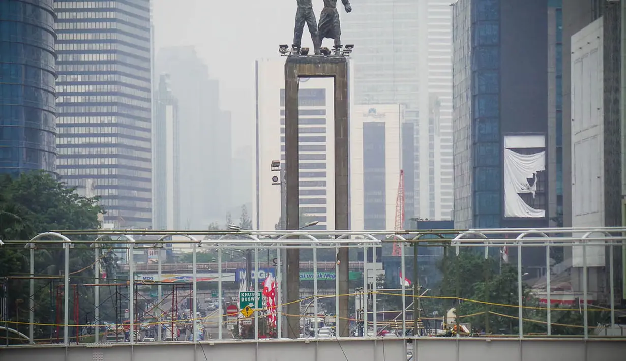Tampak JPO di Bundaran HI tersebut belum memiliki atap, Jakarta, Selasa (26/8/14). (Liputan6.com/Faizal Fanani)