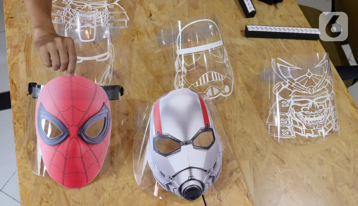 Face shield atau pelindung wajah karakter superhero ditunjukkan di Percetakan Bintang Sempurna, Bendungan Hilir, Jakarta, Rabu (24/6/2020). Pelindung wajah karakter tersebut dibanderol dengan harga Rp 35 ribu hingga Rp 50 ribu per buah. (Liputan6.com/Angga Yuniar)