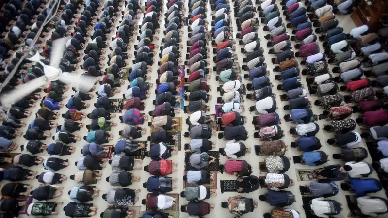 Umat Muslim Melakukan Ibadah Salat