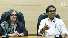 Menkominfo Rudiantara bersama Direktur, Kebijakan Publik, dan Hubungan Pemerintahan Google Asia Pasifik Ann Lavin memberikan keterangan di Jakarta, Jumat (4/8). Keduanya membahas penanganan konten negatif di layanan milik Google (Liputan6.com/Johan Tallo)
