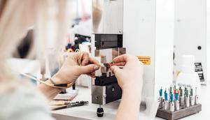 ilustrasi perempuan ahli fisika/copyright unsplash.com/Lars Kienle