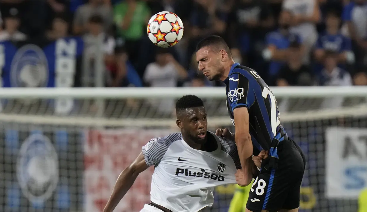 Bek Atalanta, Merih Demiral (kanan) berebut bola udara dengan pemain Young Boys, Jordan Siebatcheu selama pertandingan grup F Liga Champions di Stadion Gewiss di Bergamo, Italia, Kamis (30/9/2021). Hasil ini membuat Atalanta berada di puncak klasemen dengan empat poin. (AP Photo/Luca Bruno)