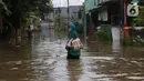 <p>Warga berjalan melewati banjir di Perumahan Ciledug Indah 1 dan 2, Kota Tangerang, Banten, Sabtu (16/7/2022). Banjir tersebut merendam ratusan rumah di dua titik-titik tersebut dengan ketinggian yang bervariasi, mulai dari 50 sentimeter, hingga 1,5 meter. (Liputan6.com/Angga Yuniar)</p>
