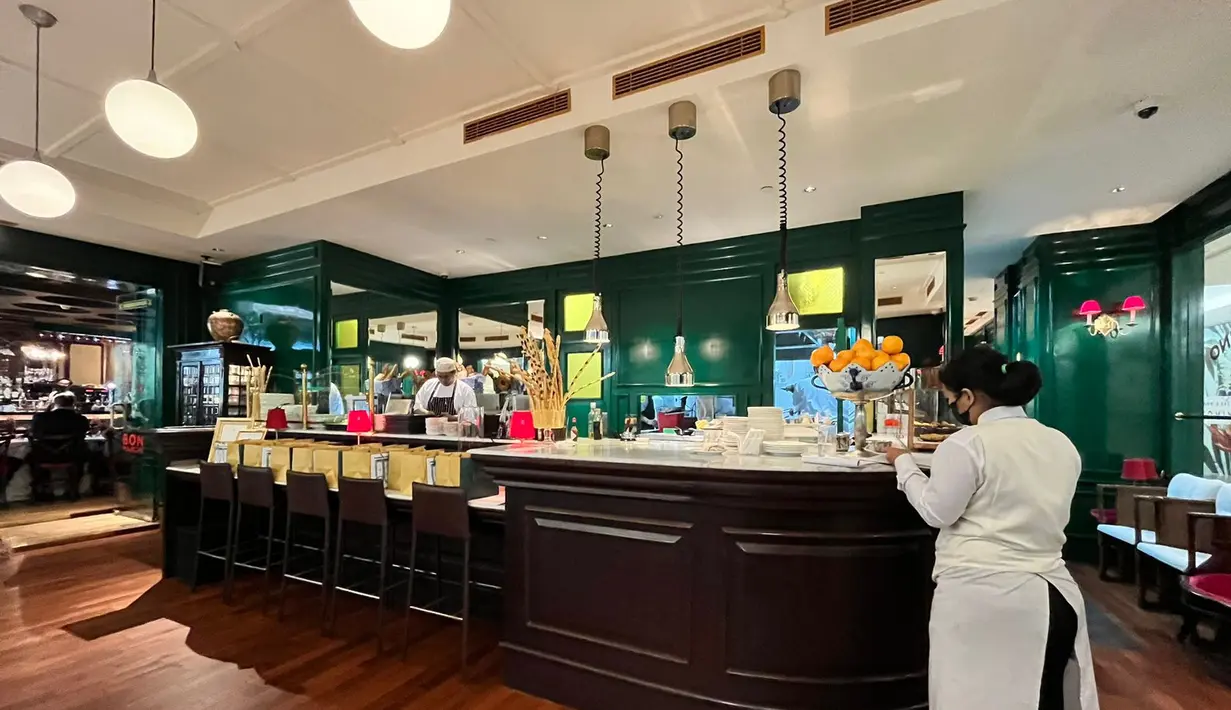 Setelah kurang lebih 2,5 bulan renovasi, restoran legendaris Bistro Baron akhirnya dibuka kembali.  Tampil dengan wajah baru dan tersaji beragam menu kekinian Ala Chef Hironori Sato. [ Foto: Adinda Tri Wardhani - Fimela.com.]