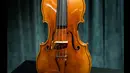 Biola langka 1684 buatan Antonio Stradivari saat diperkenalkan di Hong Kong (21/2). Antonio Stradivari merupakan pengrajin terpenting dan terhebat dalam bidangnya pada era 1680-an sampai 1730-an. (AFP Photo / Isaac Lawrence)