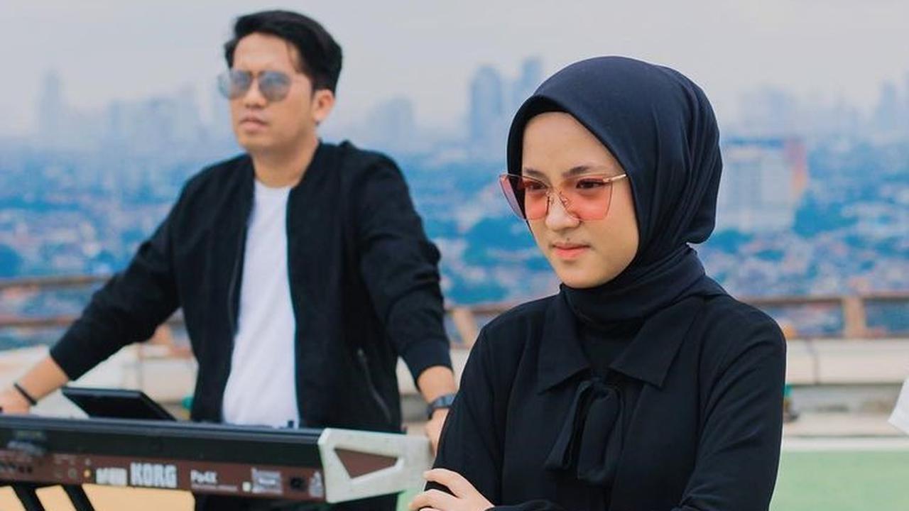 Sudah Sah Menikah! Ini 8 Potret Kebersamaan Nissa Sabyan dan Ayus yang Jarang Tersorot - Momen Akad Nikah Terungkap