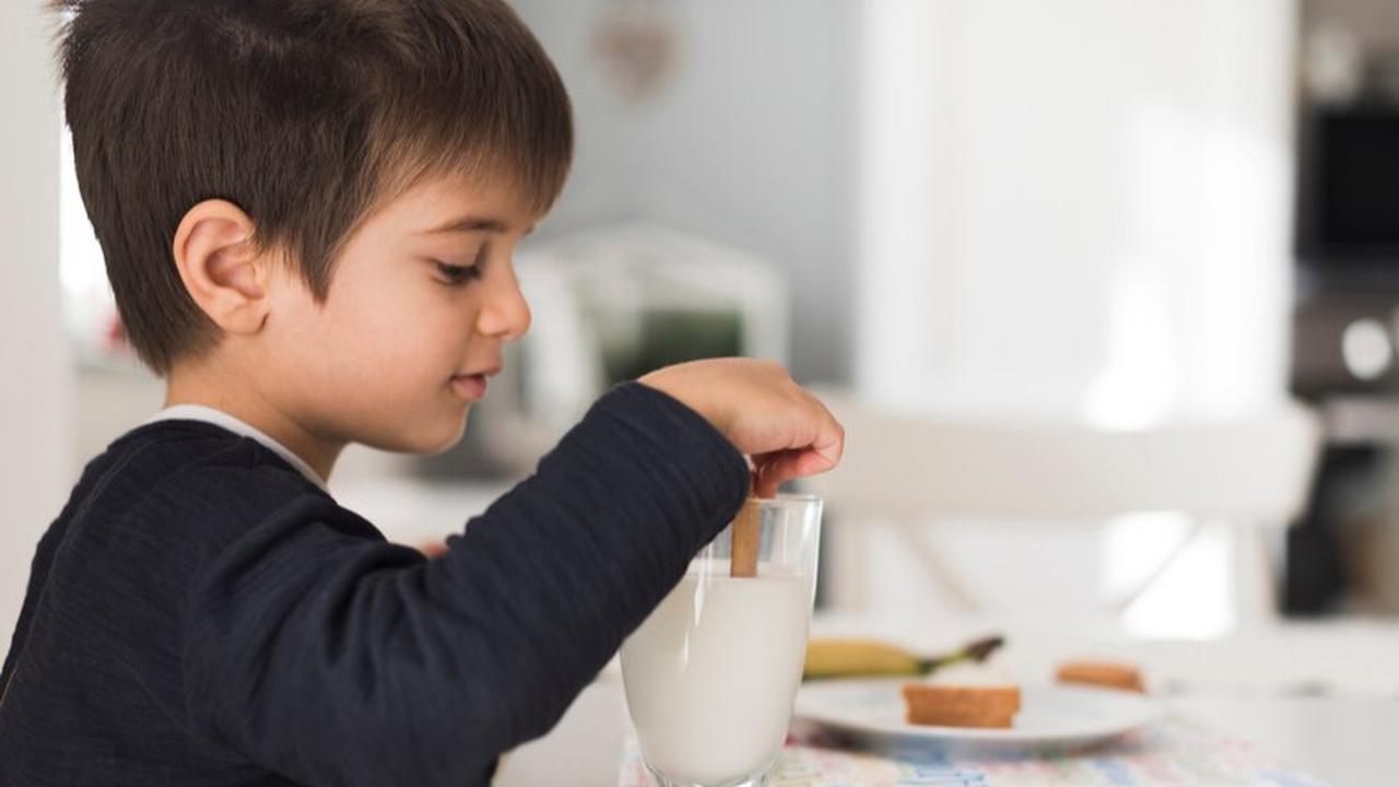 Ilustrasi Anak Minum