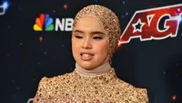 Putri Ariani tiba untuk siaran langsung pada acara semifinal America's Got Talent di Pasadena, California, Amerika Serikat, Selasa (5/9/2023). Putri Ariani tampil berbalut cape gown bernuansa beige yang didominasi sentuhan payet. (Photo by Jordan Strauss/Invision/AP)