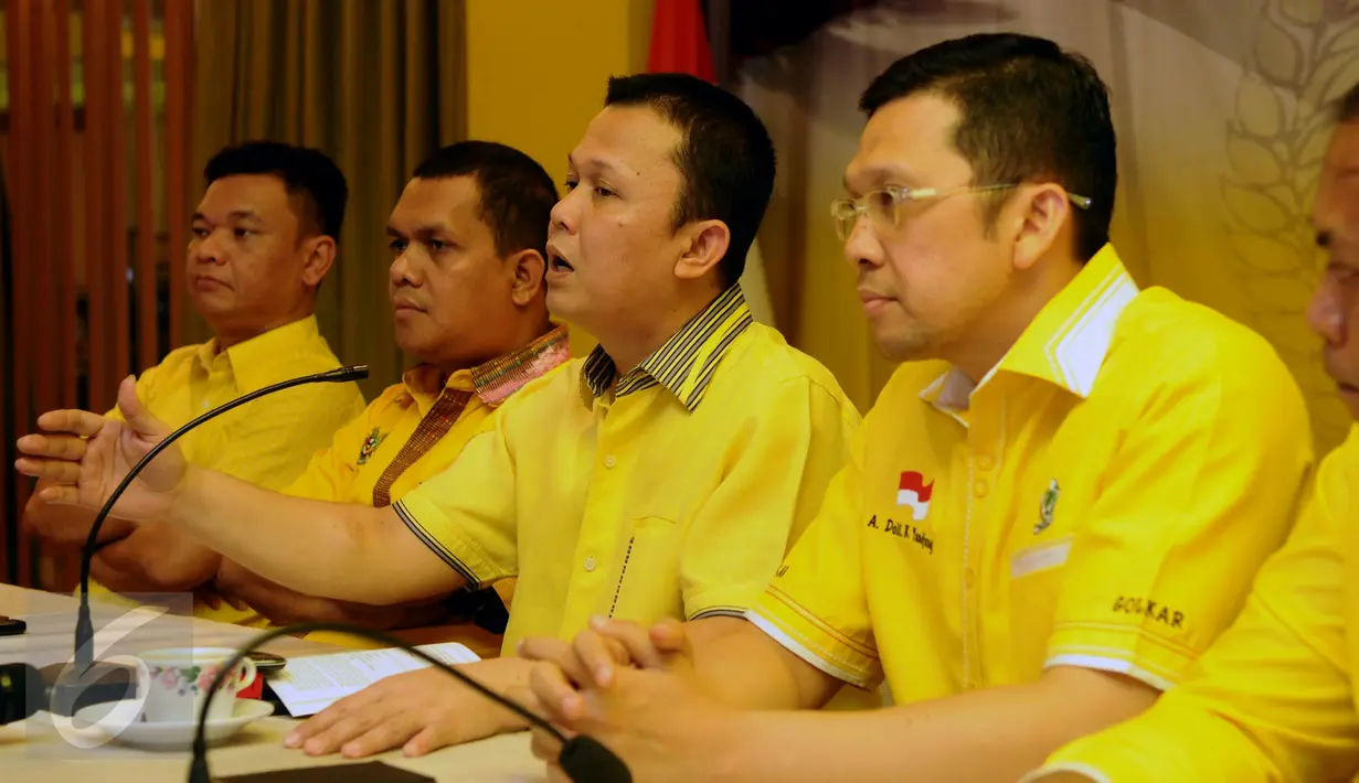Fungsionaris GMPG, Andi Sinulingga (tengah) memberi keterangan di Jakarta, Jumat (29/1/2016). GMPG berpendapat keputusan Menkumham adalah solusi terbaik untuk mempercepat dan mengakhiri konflik internal Partai Golkar. (Liputan6.com/Helmi Fithriansyah)