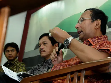 Satya Widya Yudha Wakil Ketua Komisi VII DPR dari Fraksi Golkar (kanan) saat menjadi narasumber pada Diskusi "Revisi UU Migas" di Press room DPR, Kompleks Parlemen Senayan, Jakarta, Selasa (17/3/2015).(Liputan6.com/Andrian M Tunay)