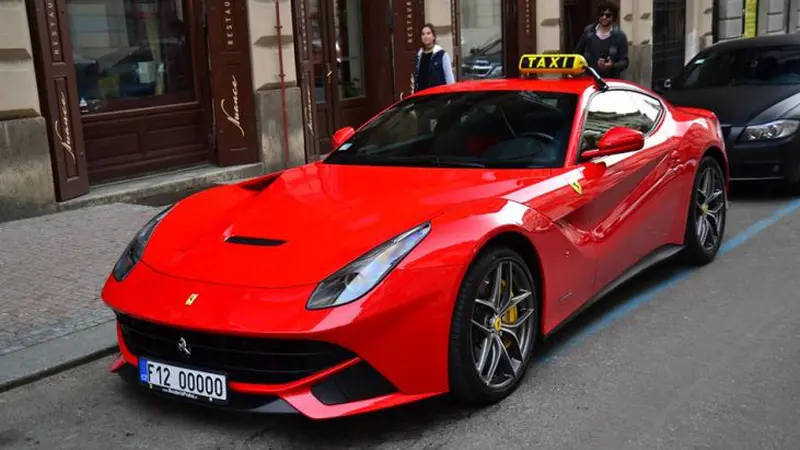 Ferrari F12 Berlinetta Jadi Taksi, Warga Praha Heboh