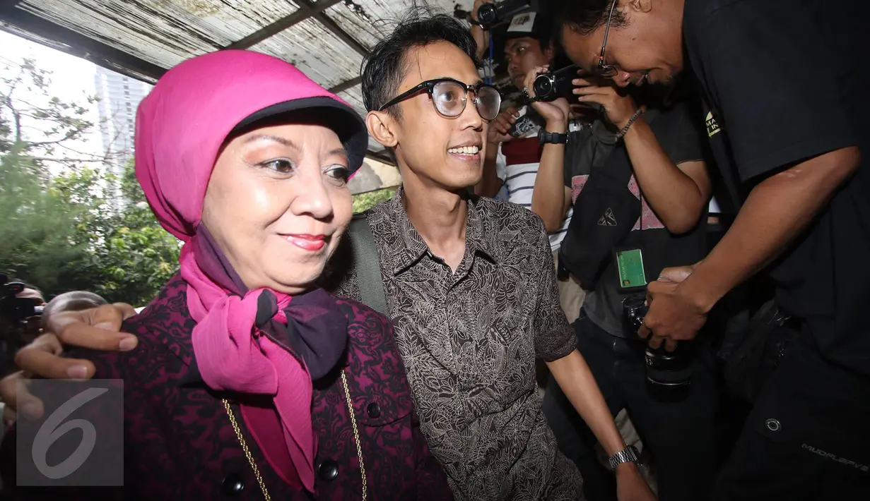 Ario Kiswinar dan ibunya, Aryani Soenarto saat akan memasuki SPKT Polda Metro Jaya, Jakarta, Jumat (30/9). Kiswinar dan Ariyani membuat laporan terkait pelanggaran ITE dan pencemaran nama baik yang dilakukan Mario Teguh. (Liputan6.com/Immanuel Antonius)