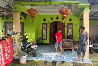 Salah satu rumah warga yang terpasang pernak pernik menjelang imlek di Kampung Cina Betawi Limo, Depok. (Liputan6.com/Dicky Agung Prihanto)