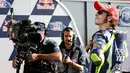 Bagi Rossi, ini adalah podium juara yang kedua di musim ini. Sebelumnya, pebalap asal Italia ini sukses finis terdepan di MotoGP Qatar. (AP Photo/Natacha Pisarenko)