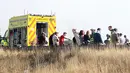 Tim paramedis mengevakuasi korban tabrakan beruntun akibat kabut di jalur penyebrangan antar pulau A249 Sheppey di Kent, Inggris. (Dailymail/PA/wwn)