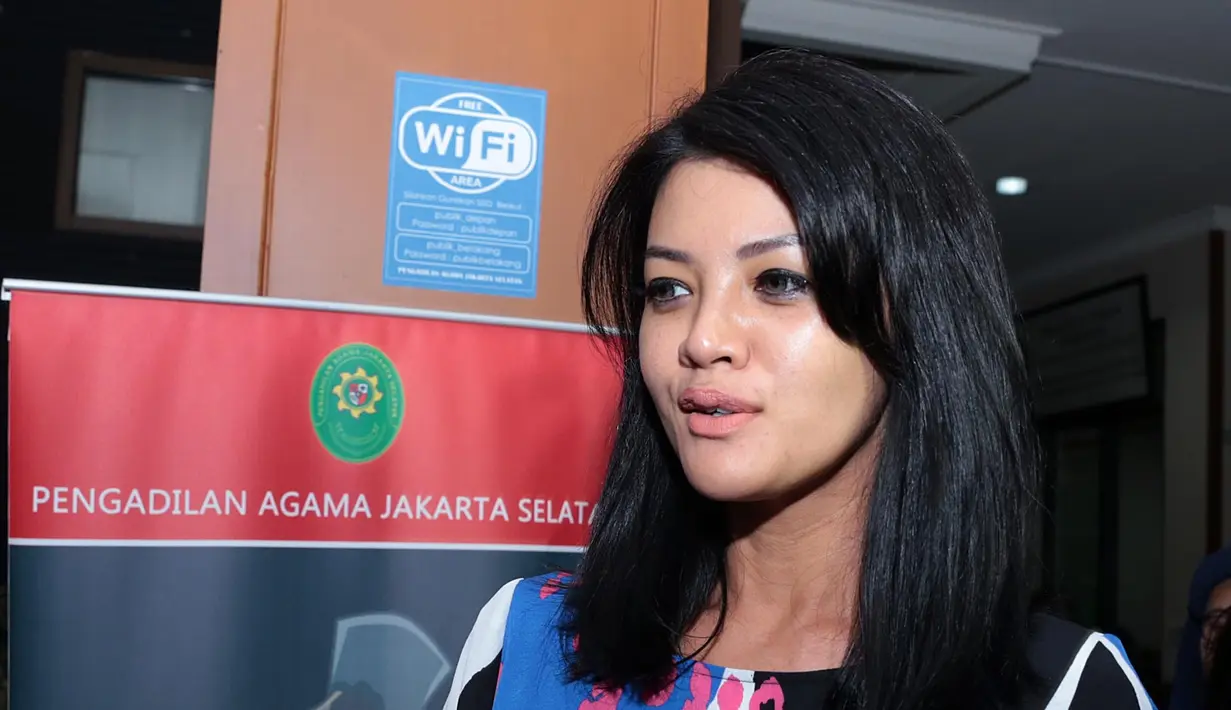 Farah Quinn menyambangi Pengadilan Agama Jakarta Selatan. Ketika ditanyakan keberadaannya kembali menyambangi pengadilan, ia berseloroh sambil tertawa ingin cerai lagi? (Deki Prayoga/Bintang.com)