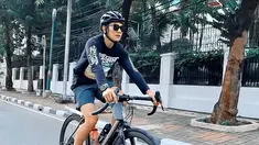 Vino G Bastian Trending, Intip 5 Gaya Bintang Film Miracle In Cell No. 7 di Berbagai Medan Selasa (6/9/2022) siang, nama Vino G Bastian trending. Sejumlah media membahas kembali rekam jejaknya di dunia akting hingga keputusannya hanya mengikuti Marsha Timothy di Instagram. Vino G Bastian kini sibuk mempromosikan film baru, Miracle In Cell No. 7. Sang aktor juga dikenal hobi bersepeda. Intip lagi yuk, aksi Vino G Bastian menggenjot sepeda di jalanan. (Foto: Dok. Instagram @vinogbastian__)