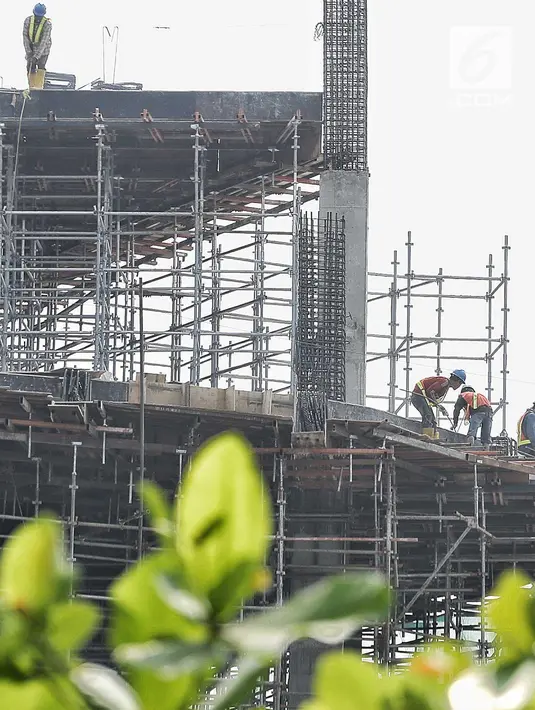 Sejumlah pekerja menyelesaikan pembangunan proyek gedung di Jakarta, Jumat (20/7). Dari 8,1 juta orang tenaga kerja konstruksi hanya tujuh persen yang memiliki sertifikat dan ijazah. (Liputan6.com/Faizal Fanani)