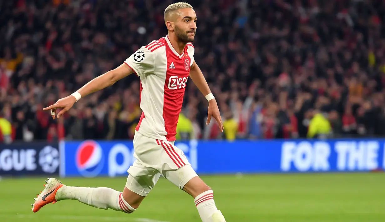 Hakim Ziyech pemain sayap Ajax asal Maroko berusia 26 tahun diminati Arsenal, Sevilla, Bayern Munchen dan Liverpool. Dengan klausul pelepasan hanya senilai 25 juta pound, klub bisa lebih berhemat dibanding mengincar Wilfried Zaha. (AFP/Emmanuel Dunand)