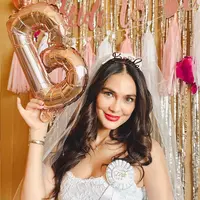 Luna Maya Tampil dengan Mini Dress Putih Dipadukan Veil. [@lunamaya]