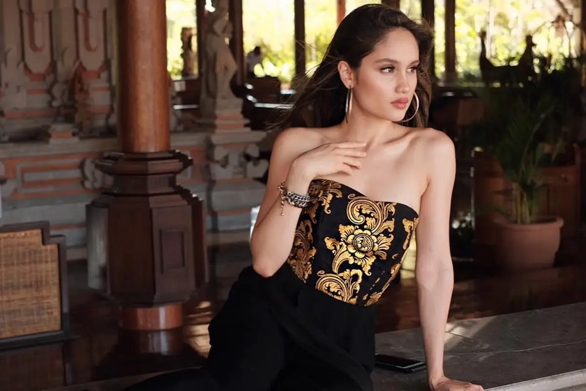 FOTO: Gaya Cinta Laura saat Pakai Batik, Tampil Elegan