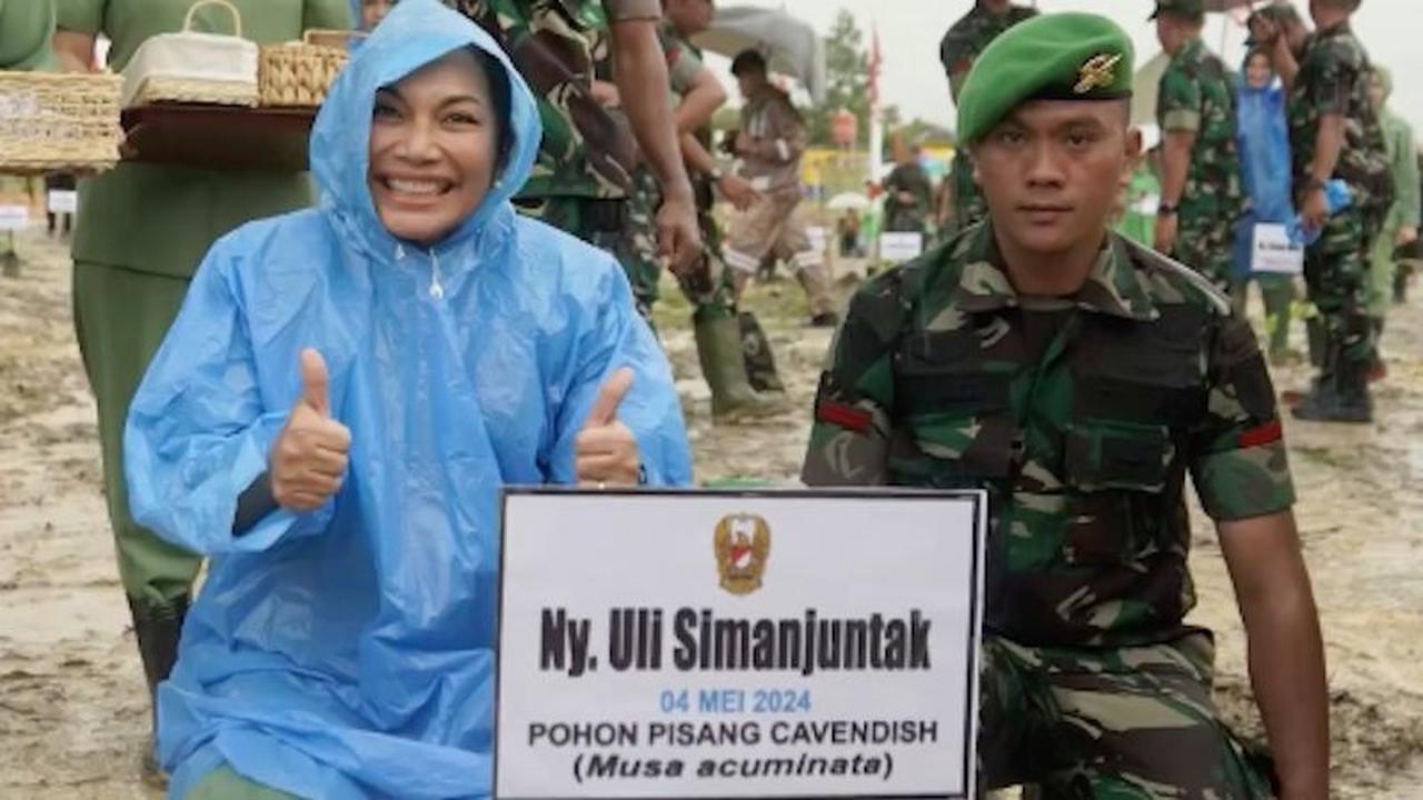 Momen Istri Kasad Hujan-hujanan Pakai Jas Hujan Dampingi Suami, Sang Jenderal Pakai Topi Caping Turun ke Sawah