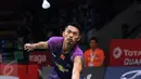 Pebulutangkis unggulan kelima, Lin Dan (Tiongkok) berusaha mengembalikan bola ke Sattawat Pongnairat (USA) di Total BWF Championships 2015, Jakarta, Selasa (11/8/2015). Lin Dan unggul 21-8, 21-11 atas Sattawat Pongnairat. (Liputan6.com/Helmi Fithriansyah)