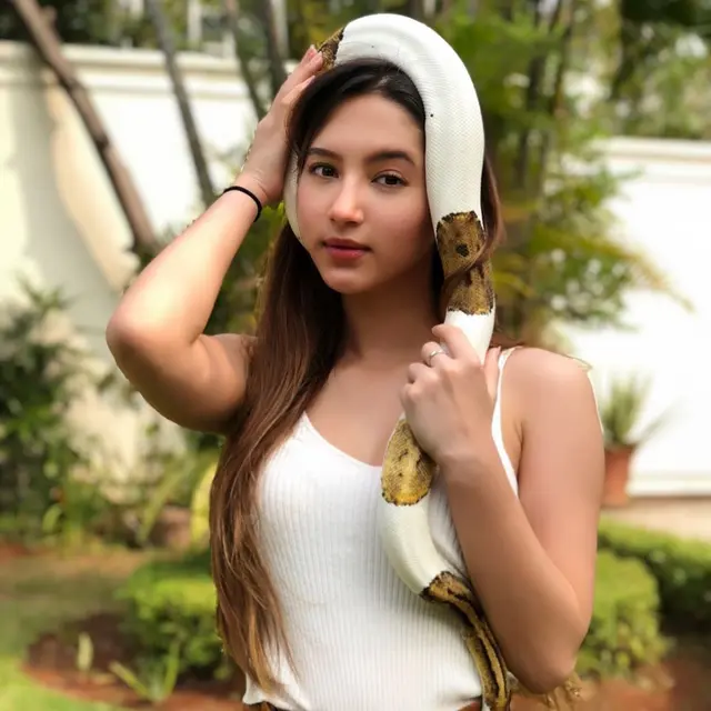 7 Pemotretan Seleb Wanita dengan Ular Ini Bikin Ngeri
