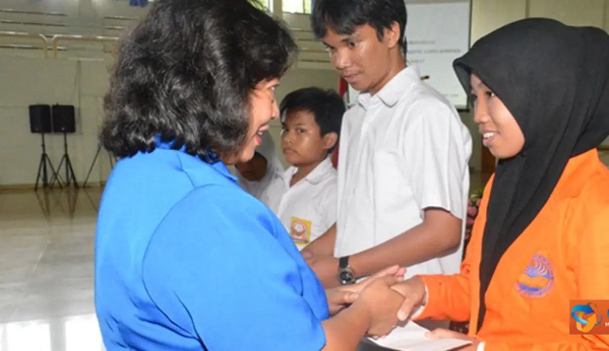 Citizen6, Cilandak: Pada kesempatan tersebut juga dilaksanakan penyerahan bantuan dana pendidikan dari Yalatri (yayasan Kamila Tantri) kepada anak yatim. (Pengirim: Marinir)
