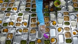Untuk diketahui, menu yang dihadirkan dan diolah di dapur untuk Makan Bergizi Gratis dikelola langsung oleh Satuan Pelayanan Pemenuhan Gizi (SPPG) yang ditunjuk Badan Gizi Nasional (BGN). (merdeka.com/Arie Basuki)
