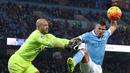 Pemain Manchester City, Sergio Aguero (kanan) melakukan tembakan saat dihadang kiper Everton Tim Howard pada lanjutan Liga Premier Inggris di Stadion Etihad, Manchester, Kamis (14/1/2016) dini hari WIB. (AFP Photo/Oli Scarff)