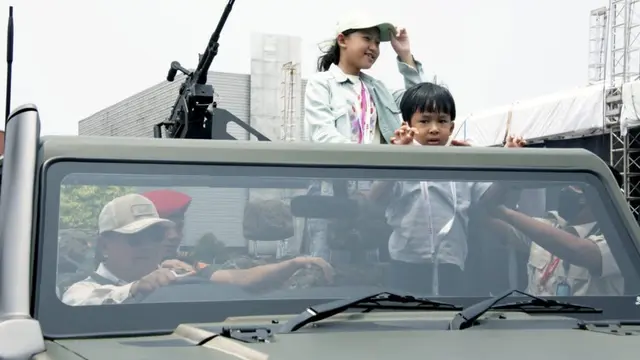 Menteri Pertahanan (Menhan) Prabowo Subianto mengajak anak kecil berkeliling kompleks JIExpo Kemayoran menggunakan kendara taktis