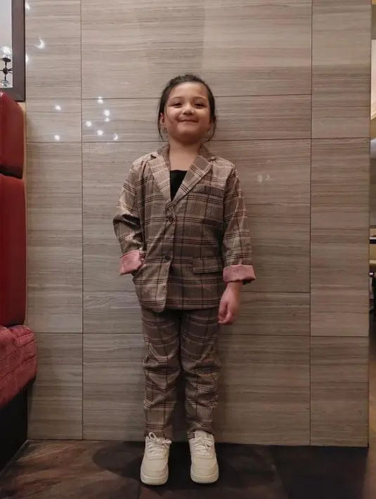 Lihat gaya imut putri Ashanty satu ini. Arsy tampil kece dalam balutan plaid suit blazer. Kecil-kecil fashionable ya! (Instagram/queenarsy).