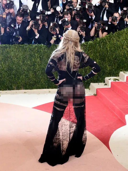 Sejumlah wartawan mengabadikan foto Madonna saat tiba di ajang Met Gala 2016 di Metropolitan Museum of Art, New York, Senin (2/5). Madonna hadir bersama desainer Riccardo Tisci dengan busana yang nyentrik dan transparan. (AFP PHOTO/TIMOTHY A. CLARY)