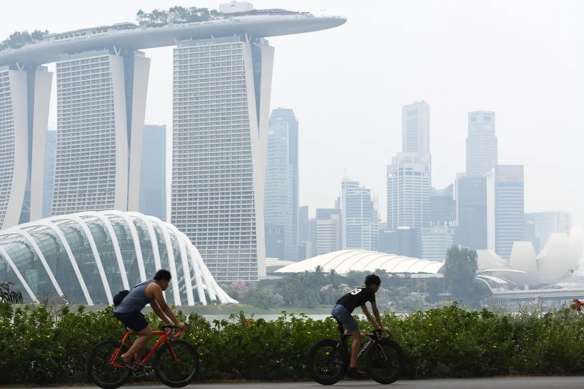 Aktivitas Warga Singapura Saat Diselimuti Kabut Asap