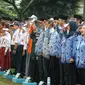Sejumlah guru, mahasiswa dan siswa-siswi mengikuti Upacara Peringatan HUT PGRI ke-74 dan Hari Guru Nasional 2019 di Kemendikbud, Jakarta, Senin (25/11/2019). (Liputan6.com/Johan Tallo)