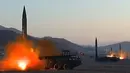 eluncuran roket balistik dari unit artileri Hwasong, Pyongyang, Selasa (7/3). Kim Jong Un meninjau langsung peluncuran roket balistik tersebut. (AFP PHOTO/KCNA)